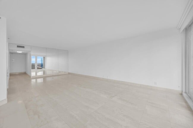 Building Photo - 529 S Flagler Dr