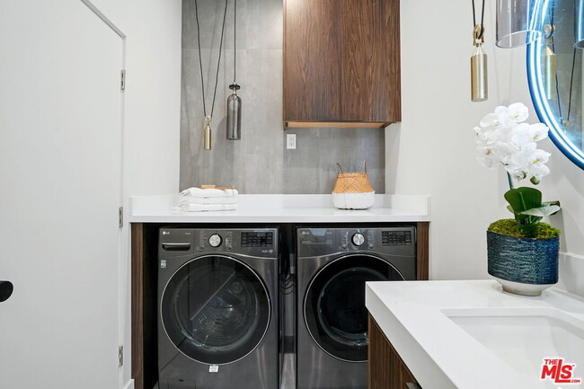 Building Photo - 2352 Riverside Dr