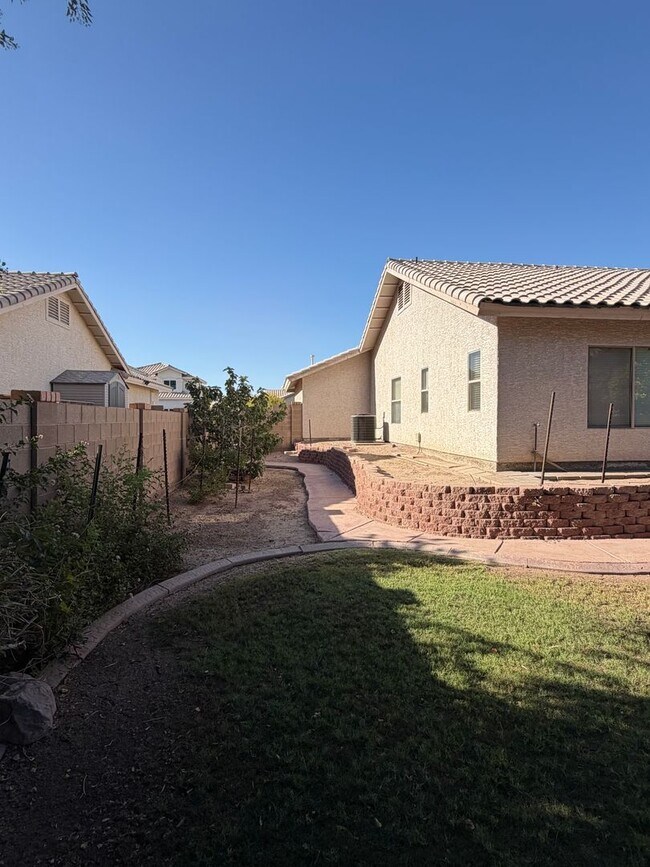 Building Photo - 3 BEDROOM HOME IN FALLS RANCH!