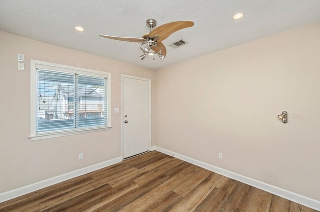 Building Photo - Gorgeous Water Views!