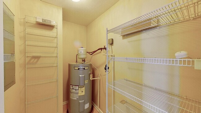 Building Photo - 690 Riverfront Dr