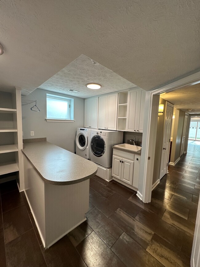 Building Photo - 5990 Edgehill Dr