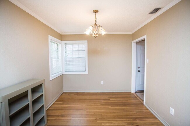 Building Photo - "Charming 3-Bedroom Home on 31st with Gleaming Hardwood Floors and 2 Full Baths!"