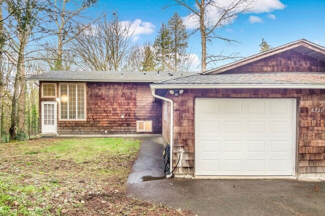 Building Photo - Spacious Townhome Duplex with Large fenced...