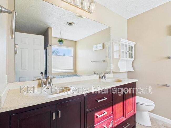 Building Photo - 411 Treeview Dr