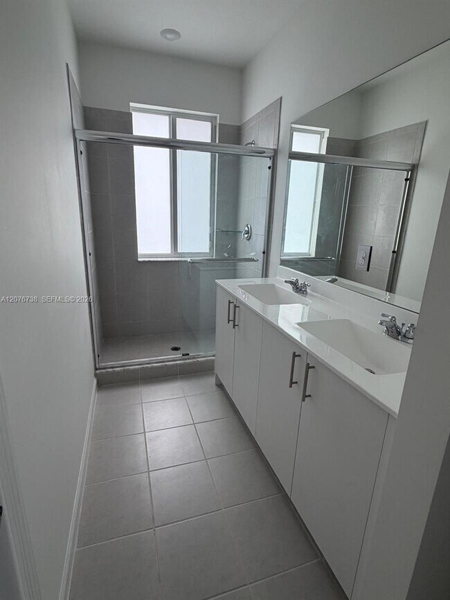 Building Photo - 692 SE 13th Ct