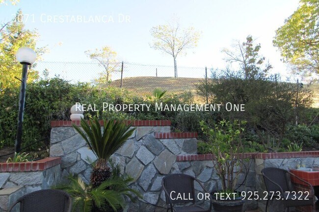 Building Photo - 3071 Crestablanca Dr