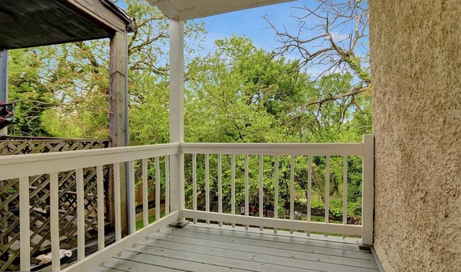 Building Photo - Beautifully Updated Townhome