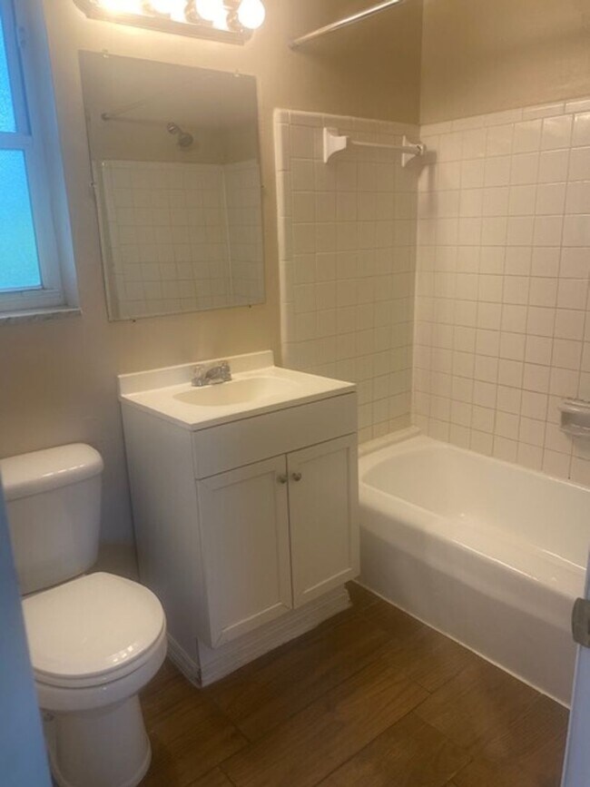 Building Photo - 2 Bed 1 Bath Home | Pet Friendly with Fenced Yard | Washer Dryer Hook Ups | Section 8 Welcome