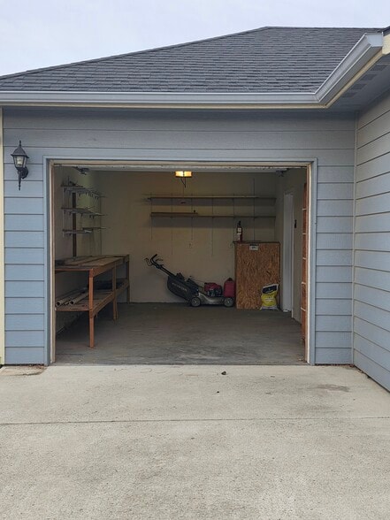 Building Photo - 208 Sunset Ln