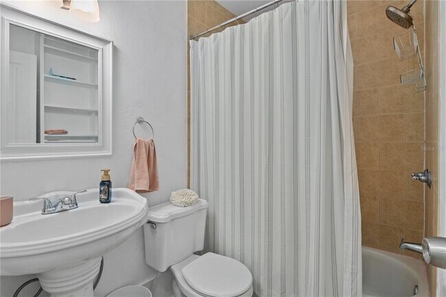 Building Photo - 918 16th St W