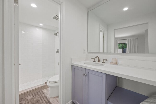 Building Photo - 11355 Pond View Dr