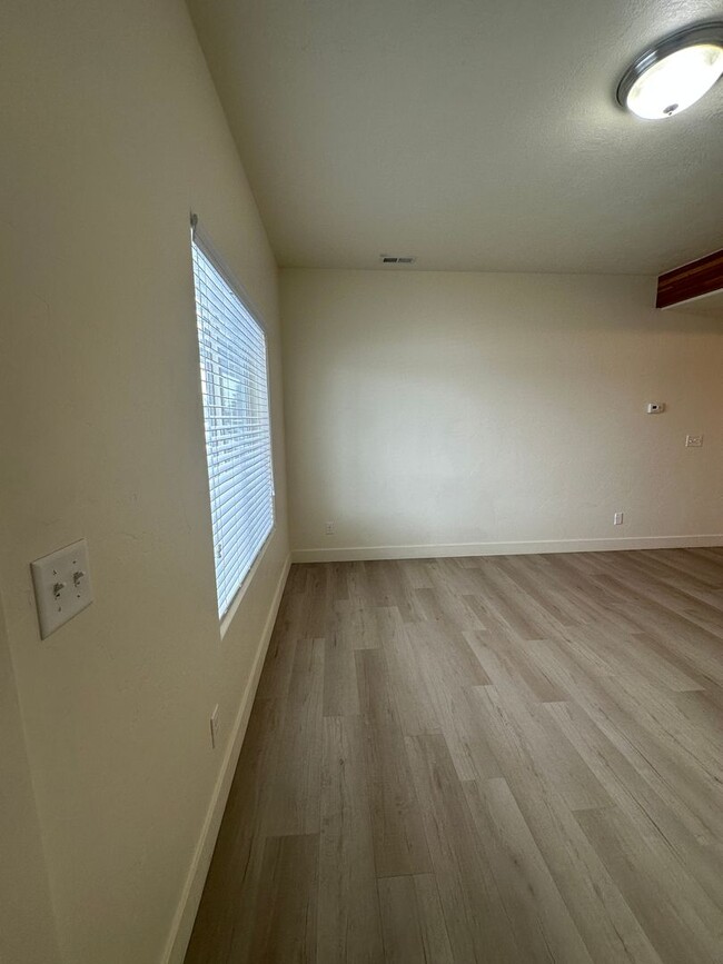 Building Photo - 2 bedroom, 2.5 bathroom townhome at Lincol...