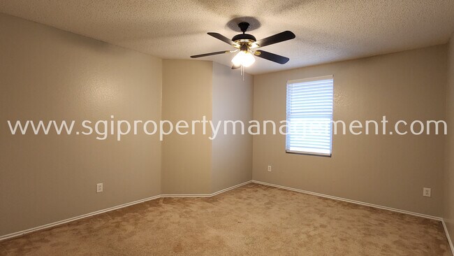 Building Photo - 2604 Bandera Pl