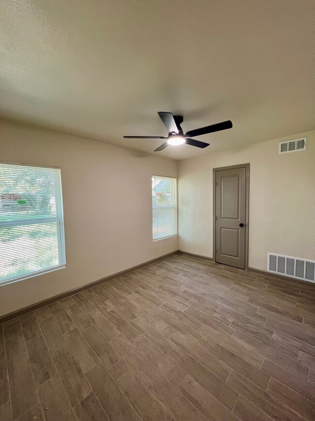Building Photo - 1505 Maple Dr