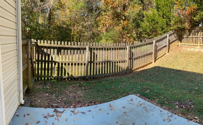 Building Photo - Quiet Neighborhood- Large family living!