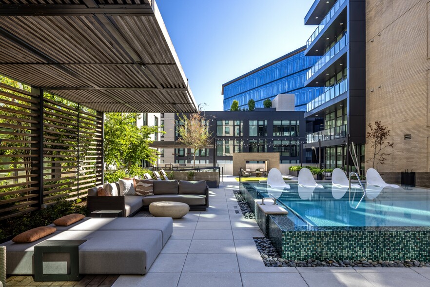 Building Photo - The Crescent