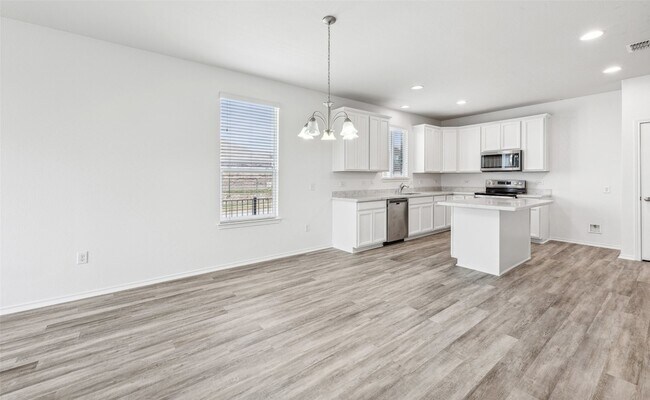 Building Photo - 1641 Vernon Dr