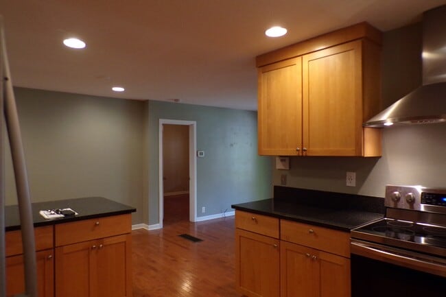 Building Photo - 1420 Dollar St