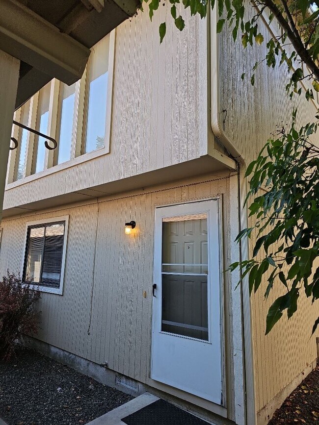 Building Photo - ? MOVE IN SPECIAL! ? Get $400 OFF for the ...