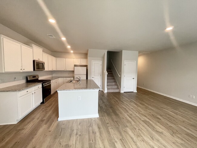 Building Photo - Spacious Four Bedroom Townhome w/ Garage! ...