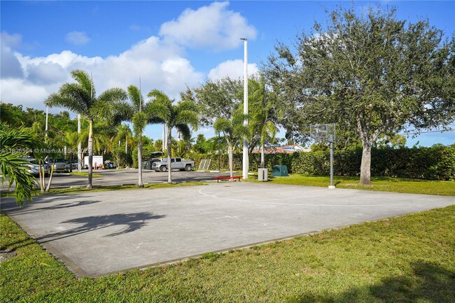 Building Photo - 1160 Washington Cir