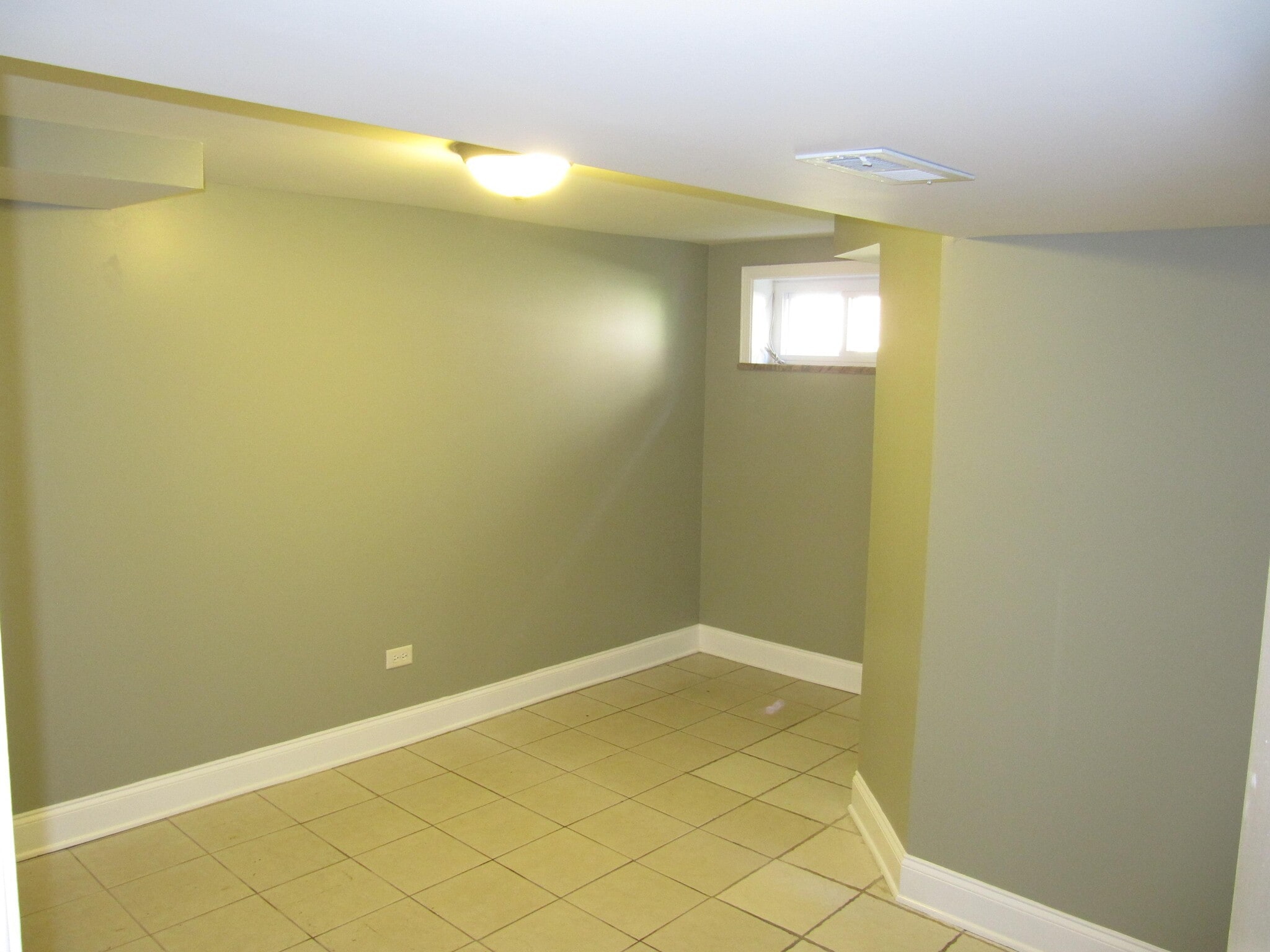Building Photo - 1646 N Mobile Ave
