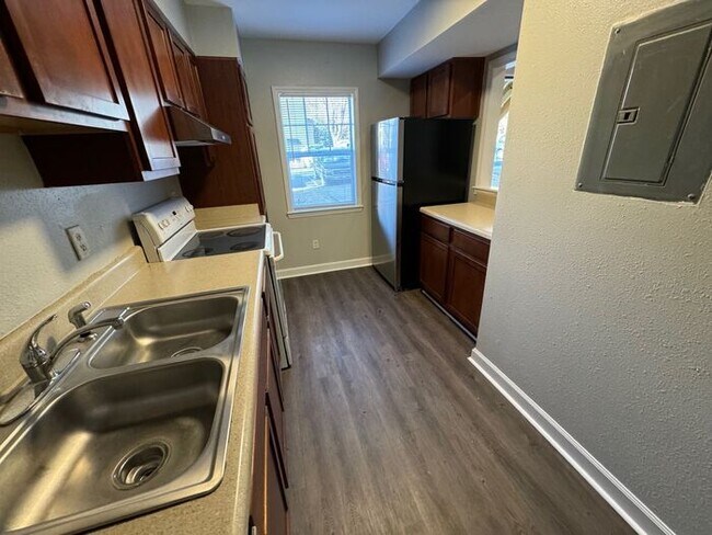 Building Photo - 2 bed 2 bath garden unit at Avery Close!
