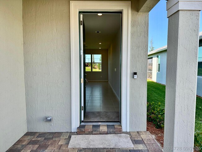 Building Photo - 10681 SW Morning Glory Dr