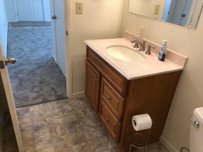 Building Photo - Beautifully updated 2 bed/1bath duplex in ...