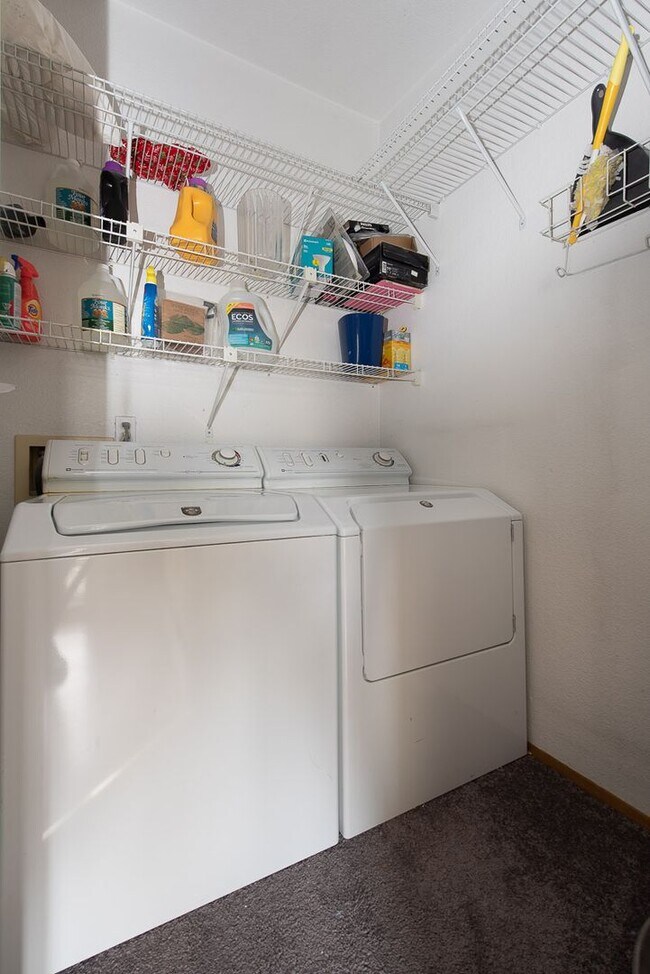 Building Photo - Spacious and Bright 2 Bed 2 Bath Kirkland ...