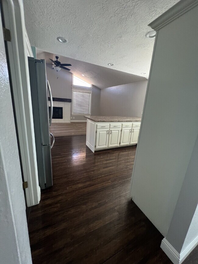 Building Photo - "Spacious 4-Bed Oasis with 3.5 Baths in Charming St. George!"