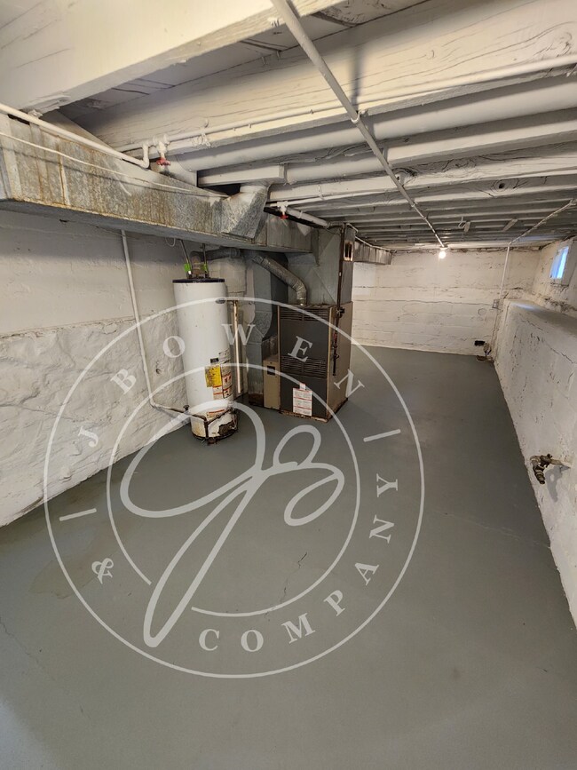 Building Photo - Section 8 accepted! 3 bed 1 bath with lots of space!