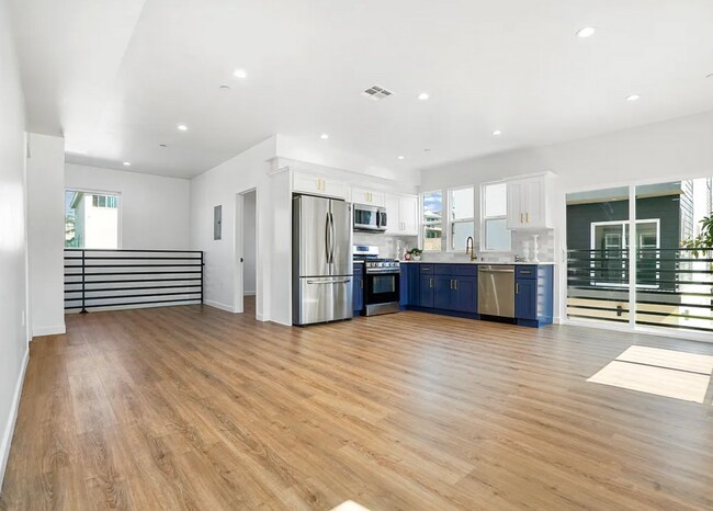 Building Photo - 3-story townhome is optimized for your L.A lifestyle 1st month free!