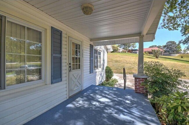 Building Photo - 525 Meadowbrook Ave