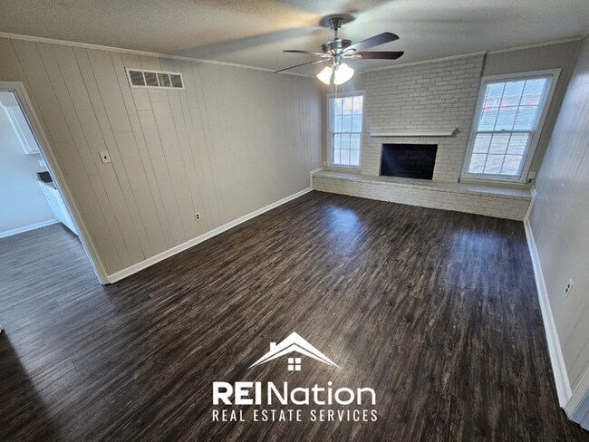 Building Photo - Grand 5BR/3BA East Memphis Estate | 2,603 Sq Ft, Hardwood Floors, Fireplace & Large Yard