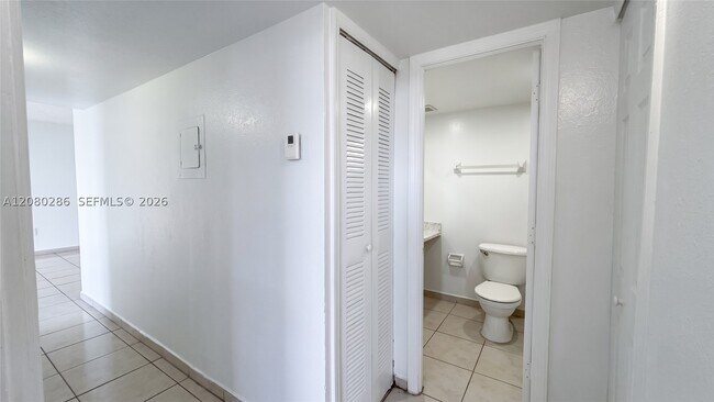 Building Photo - 666 W 81st St