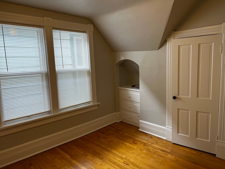 Building Photo - 2247A N. Summit Ave