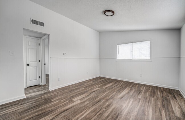 Building Photo - 4980 Vickie Dr