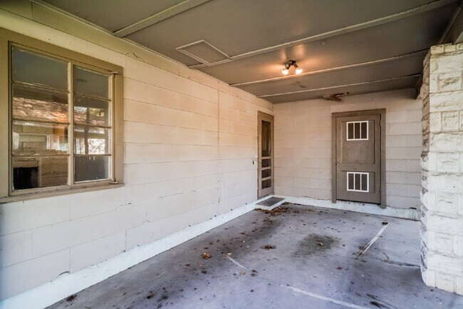 Building Photo - 2910 Hampton Rd