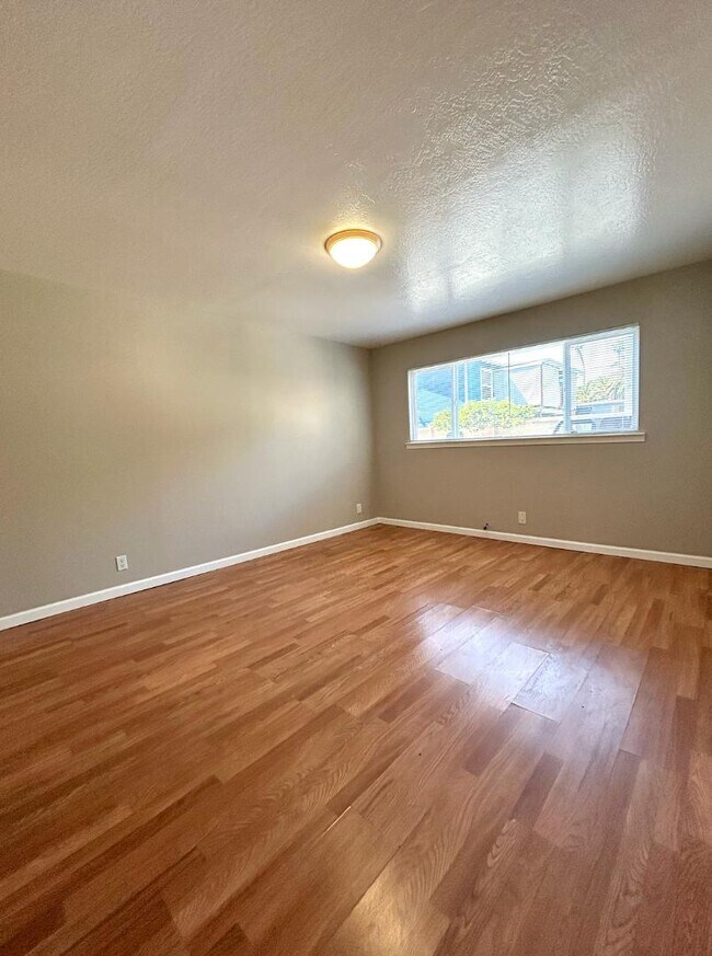 Building Photo - 3273 Lynde St