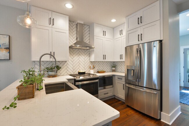 Building Photo - Beautifully remodeled 3 Bedroom Bungalow in Old Town