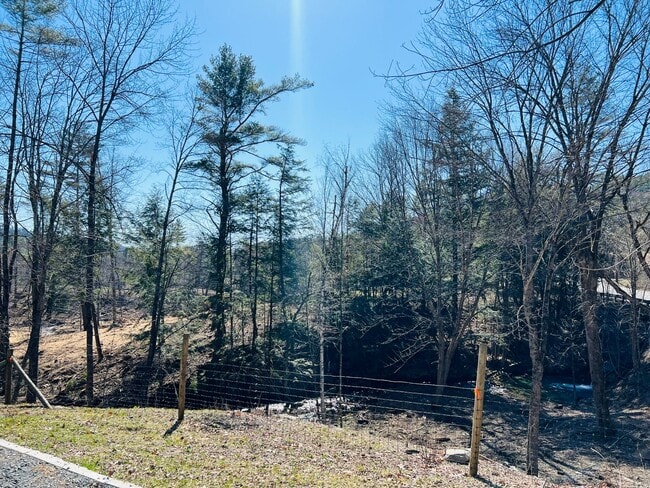 Building Photo - 1398 Quechee Hartland Road