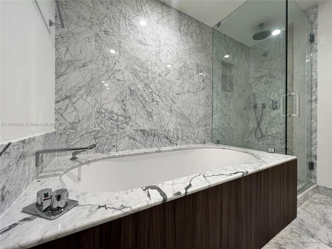 Building Photo - 1000 Brickell Plaza