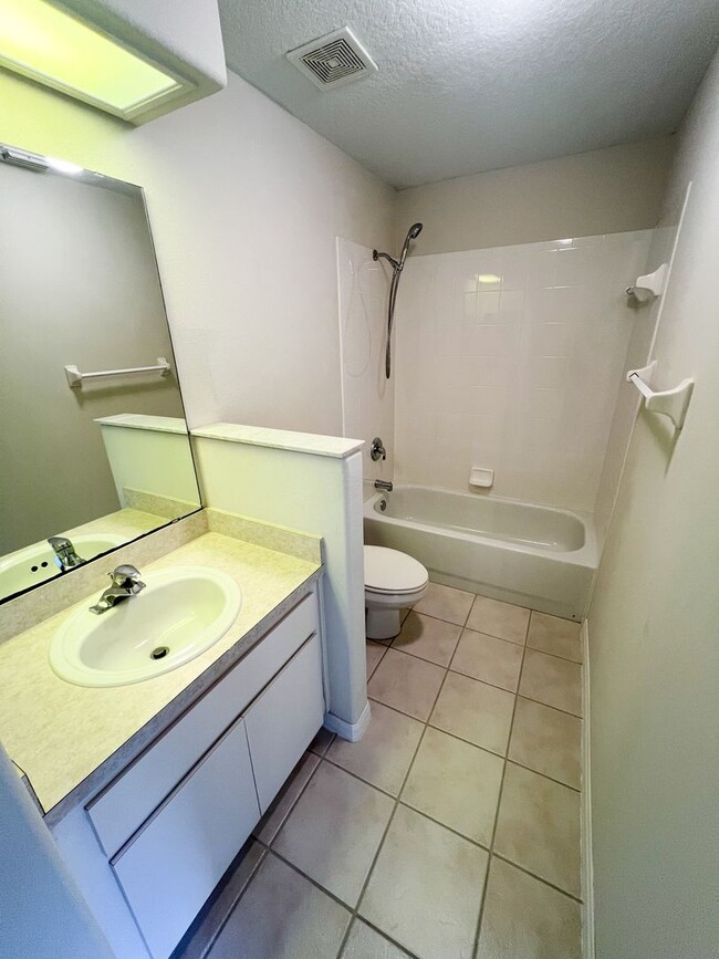 Building Photo - Lovely 2 Bedroom 2 Bathroom home in 55+ Ro...