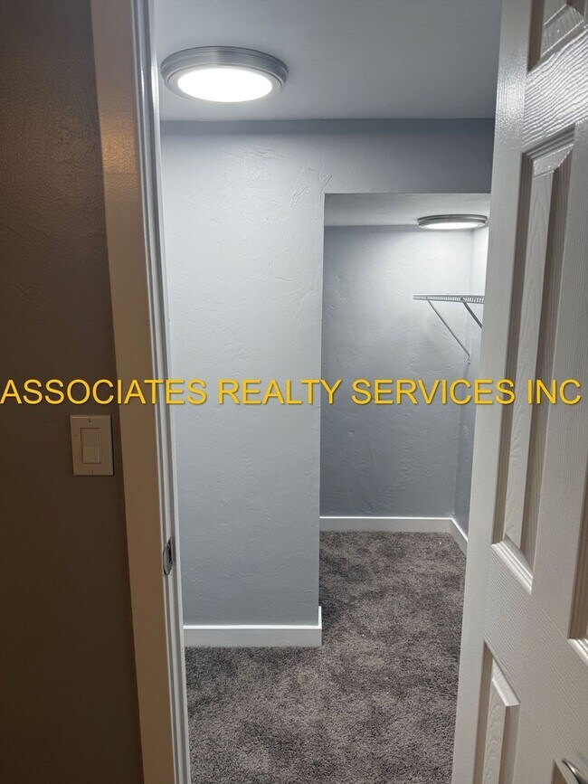 Building Photo - MUST SEE!!! 2BED/2BATH FULLY REMODELED UNIT IN GREENLEAF!!! FENCED BACK YARD!!!