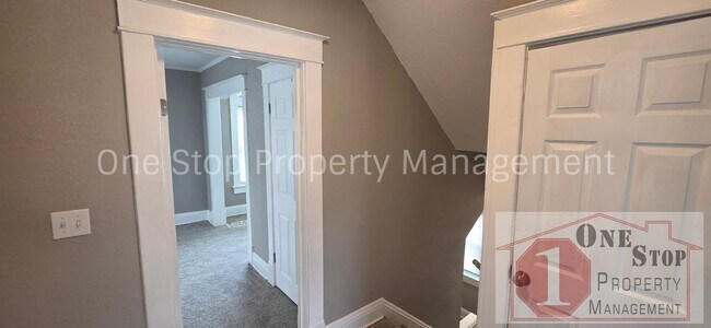 Building Photo - Beautiful 4 Bedroom 2 Bathroom in Kansas City!