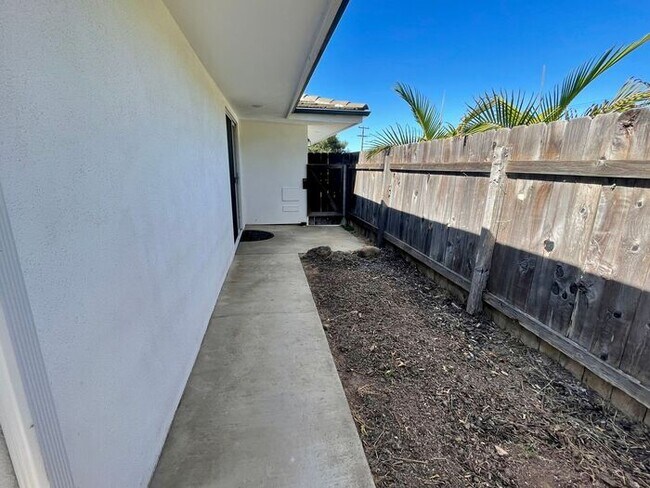 Building Photo - 3 Bedroom Home Country Living in Santa Barbara - Pets Considered - Available Early July