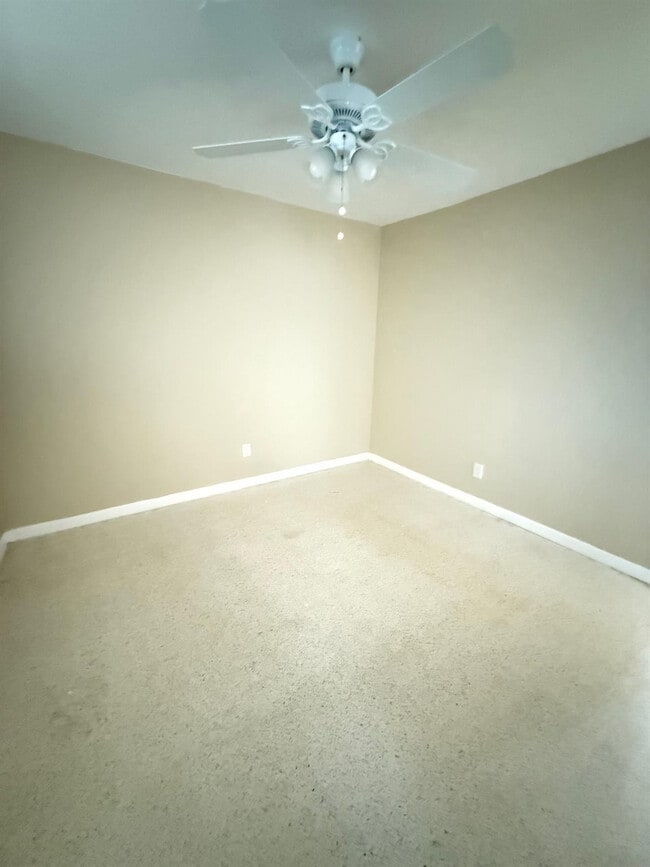 Building Photo - 835 NE 18th Ct