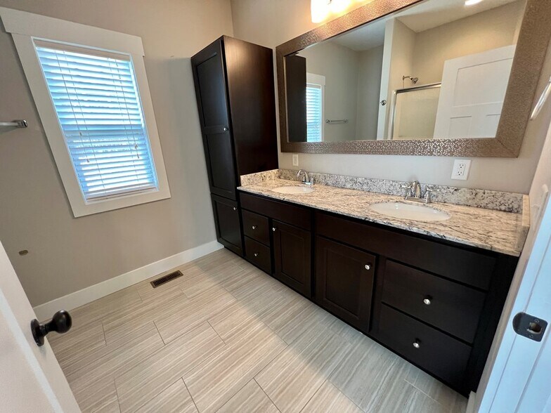 Building Photo - 1135 Cross Pointe Dr
